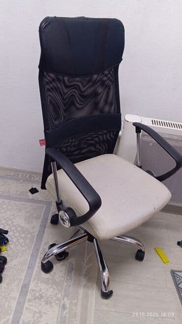 домашнее кресло: Офисное кресло, Б/у, С колесиками, цвет - Черный — 2