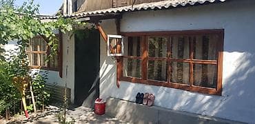 Продаётся дом барачного типа. Три дома на участке 9 соток, красная