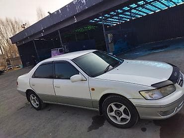 Седан бизнес-класса, правый руль. Кузов белый с серо-серебристым