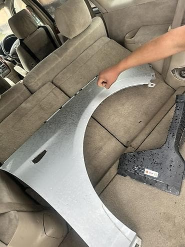 Автозапчасти: Переднее крыло автомобиля серебристого цвета, предназначенное для — 1