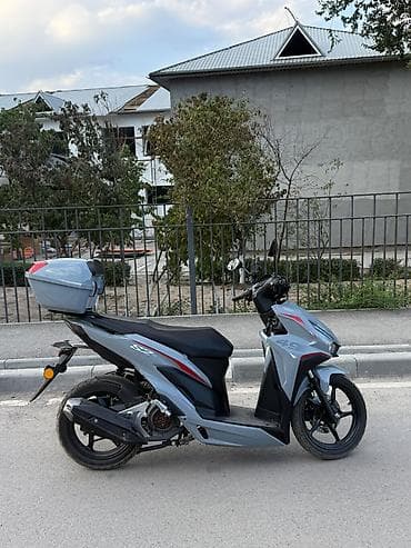 smart plus: Скутер 50 см³ (наклейки “49/4C”, “S2”), современный городской дизайн — 3