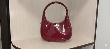 Сумка женская Guess, модель-хобо из глянцевой лакированной экокожи
