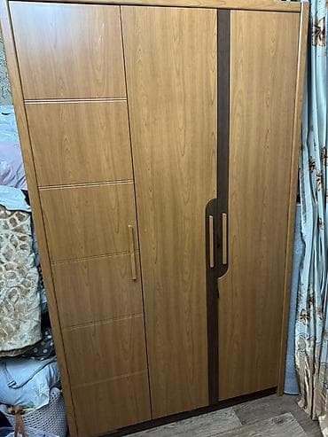 3 3: Продаю шкаф. Размер шкафа 125х210 Трёхдверный платяной шкаф из ЛДСП — 1