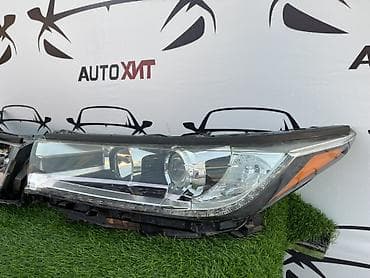 запчасти тойота хайлендер: Комплект передних фар Toyota — 3