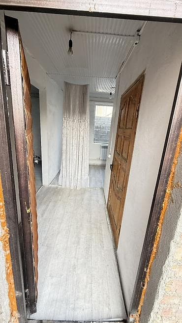 продаю гостинку: Сдаётся компактное помещение с отдельным входом. Планировка: прихожая — 1