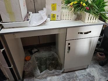 Бычуучу столдор: Маникюрный стол. Качество отличное. Состояние хорошее. Размер: ширина — 2