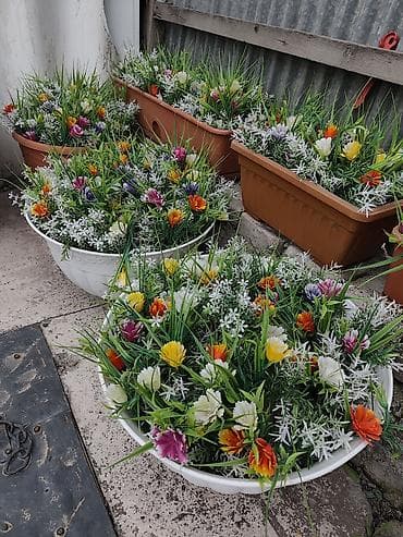 Композиции из искусственных цветов в кашпо. - Яркие многоцветные