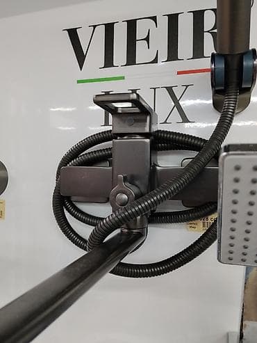 Кронштейн-держатель с шарнирным выносным плечом для крепления