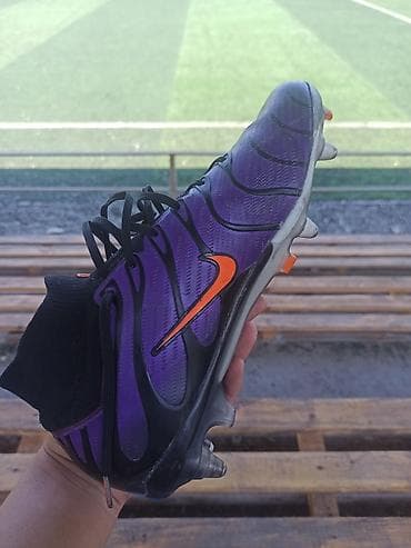 Футбольная бутса Nike для игры на натуральном газоне с металлическими