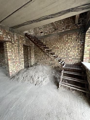 дом двух этажный: Продаётся двухэтажный кирпичный дом без отделки. Еще времянка 2 ком — 9