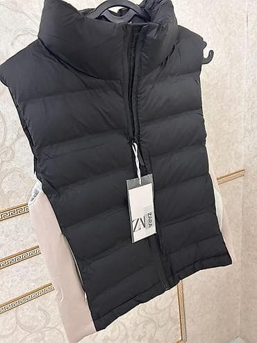 Утепленные жилеты: Пуховая жилетка ZARA, черная. - Модель: укороченная пуховая жилетка с — 2