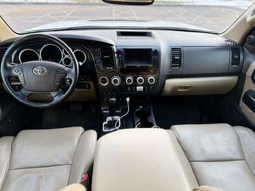 семейный авто: Toyota Sequoia: 2010 г., Автомат, Бензин, Внедорожник — 6