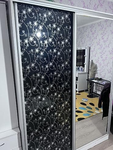 Стулья, табуретки: Спальный гарнитур в одном стиле с черными глянцевыми фасадами и — 1