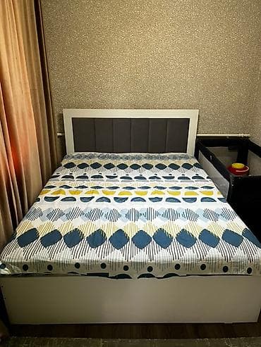 Кровати: Двуспальная кровать, Б/у, С мягким изголовьем, длина - 200 см — 2