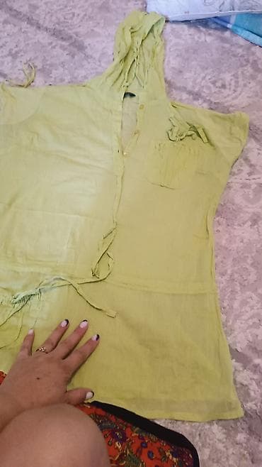 шелковую майку: Белая майка с ярким принтом. Изделие украшено изображением крупного — 8