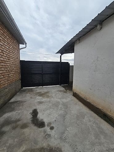 Үйлөр: Продаётся дом в г. Балыкчы, адрес: ул. Ленинградский, 16а. Основные — 5
