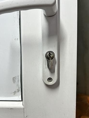 Пластиковые двери: ПВХ-дверь со стеклопакетом и замком - Цвет: белый, стекло. С одной — 4