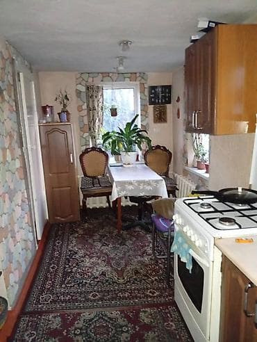 дом с сарайом: Продаётся дом за капитальным кирпичным забором с зелёными воротами и — 9