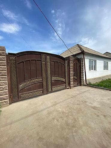 Продаётся частный дом с большим ограждённым двором. Основные