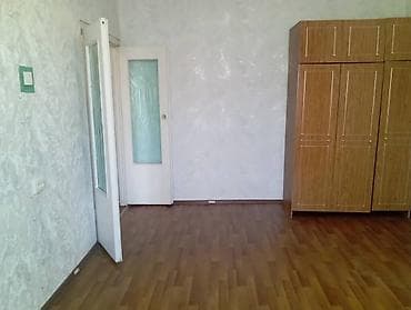 Комнаты: Светлая комната с выходом на застеклённый балкон. Просторное помещение — 7