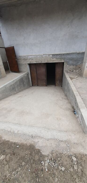 продаю дом кожзавод: Помещение под склад сухой полностью битонирован 2 вход портер может — 5