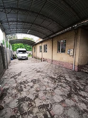 Продаётся кирпичный дом с большим навесом и ухоженным двором. 2