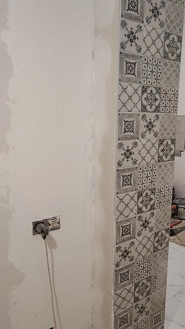 Услуги облицовки плиткой и отделки стен - Профессиональная укладка