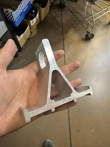 Алюминиевый профиль‑кронштейн (фрезерованная деталь) - Материал