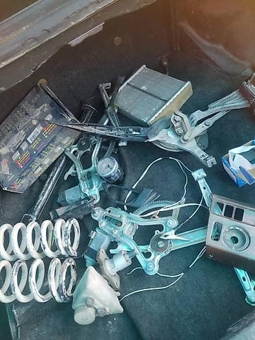 Набор автозапчастей (разнобой). В комплекте на фото: - Пара пружин