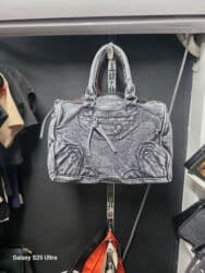 брендовые сумки: Сумка с мягкой фактурой (эффект «варёного» денима/велюра) в графитовом — 5