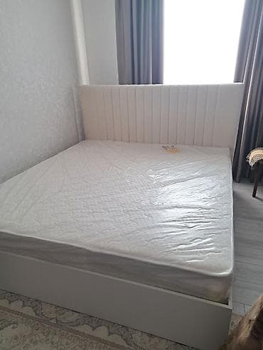 куплю двуспальную кровать: Двуспальная кровать с мягким изголовьем и матрасом - Размер спального — 1