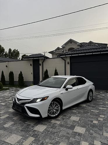жели: Toyota Camry: 2021 г., 2.5 л, Автомат, Гибрид, Седан — 1