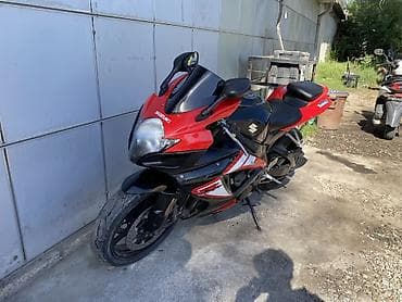 Спортбайк Suzuki GSX-R (серия K) в красно-черной раскраске. Основные