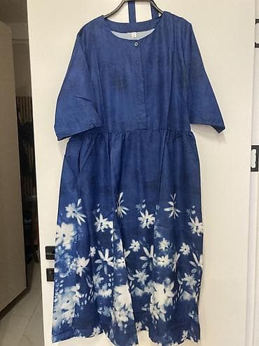 платье майка миди: Платье свободного кроя миди, индиго с белым градиентом и цветочным — 1