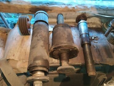 колун для дров: Универсальный топор с изогнутой деревянной рукоятью и широким лезвием — 3