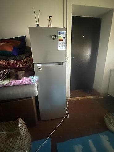mini refrigerator: Двухкамерный холодильник с морозильной камерой сверху, серебристый — 4