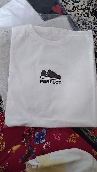 футболка lining: Футболки унисекс с принтами - Модели: - Белая с зелёной надписью — 4