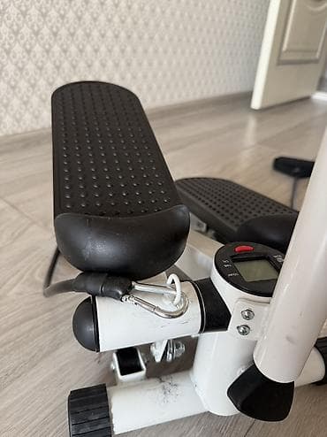 Мини-степпер с ручкой и эспандерами Компактный и удобный тренажёр для