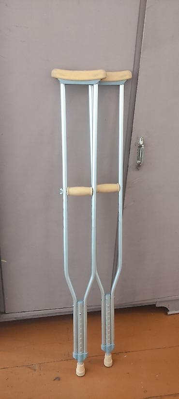 Подмышечные костыли, пара. - Материал: легкий алюминиевый сплав. -