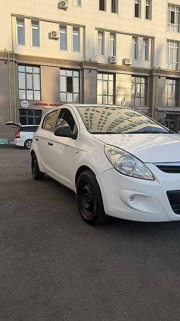 Транспорт: Hyundai i20: 2010 г., 1.3 л, Механика, Бензин, Хэтчбэк — 2