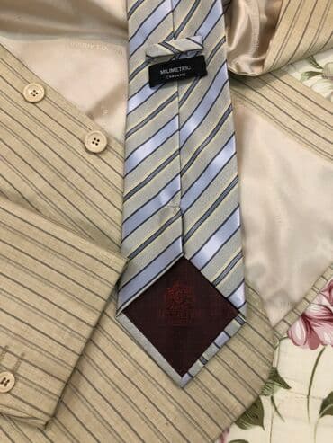 Продаю Турецкий костюм 46раз. Рост 4. Одевался один раз. Галстук в