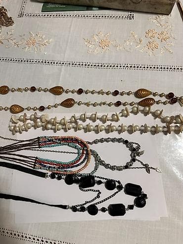 янтарный: Набор бижутерии — 6 украшений: - Два длинных буса: • Нить с — 2