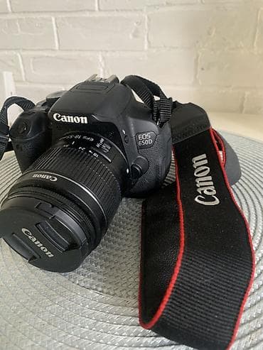 Зеркальная камера Canon EOS 650D с комплектным объективом Canon EF-S