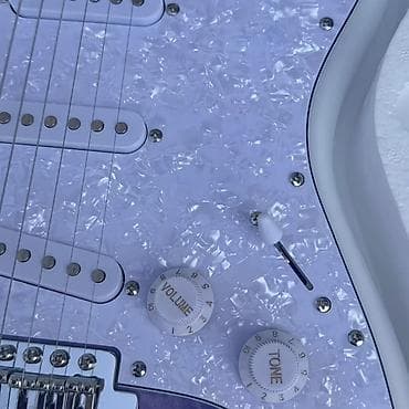 Гитары: Электрогитара Strat с ярким фиолетовым градиентом на топе и белым — 5