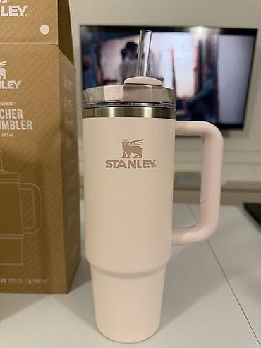 Оригинал Термокружка Stanley Quencher 887 мл,розовый. - Материал at lalafo.kg Оригинал Термокружка Stanley Quencher 887 мл,розовый. - Материал
