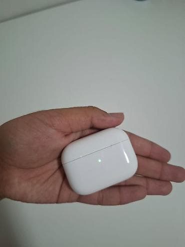 Беспроводные наушники Airpods почти новые,звук идеальный
