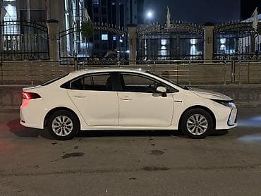 Toyota: Toyota Corolla: 2022 г., 1.8 л, Вариатор, Гибрид, Седан — 2