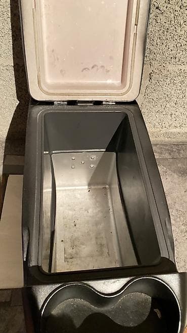 Автомобильный термоэлектрический холодильник-органайзер Убрали из за — 2