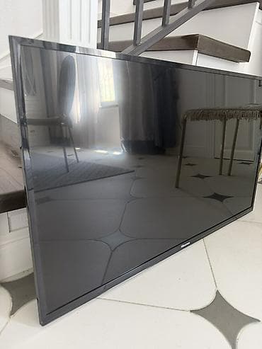 Телевизоры: Телевизор Hisense, диагональ около 43–50". Узкие рамки, тонкий корпус — 2
