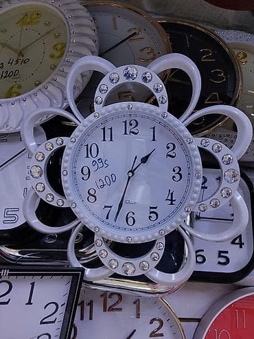 Настенные кварцевые часы с декоративной рамкой в виде цветка. -